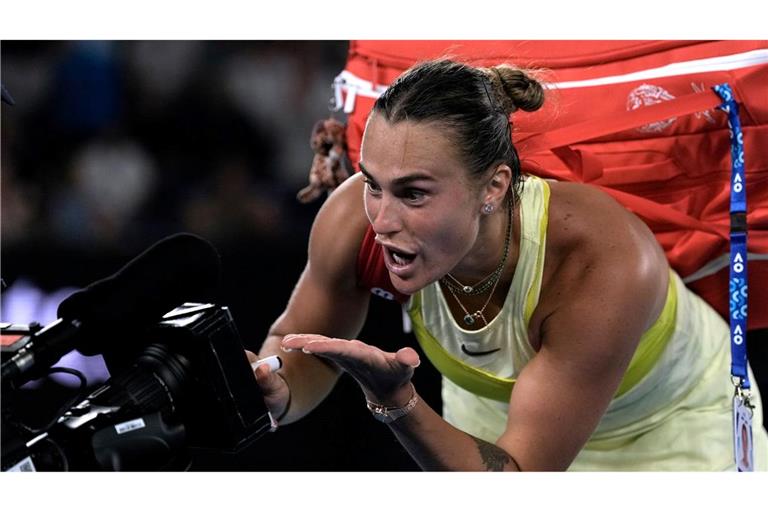 Australian Open: Aryna Sabalenka schreibt nach ihrem Sieg ein Autogramm auf eine Fernsehkamera