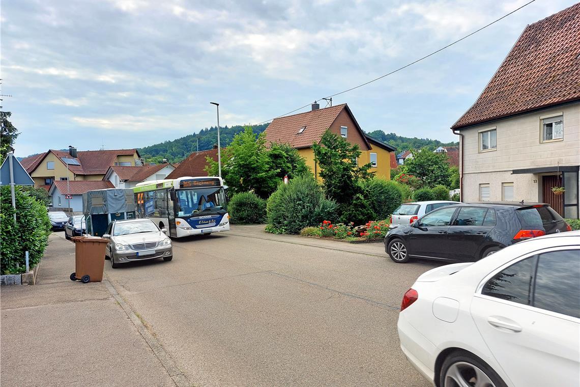 Ausweichmanöver auf Gehwege sind die Regel auf der Steinbacher Straße in Oberbrüden, damit der Schulbus vorbeikommt. Foto: Bernard Gruppe ZT GmbH