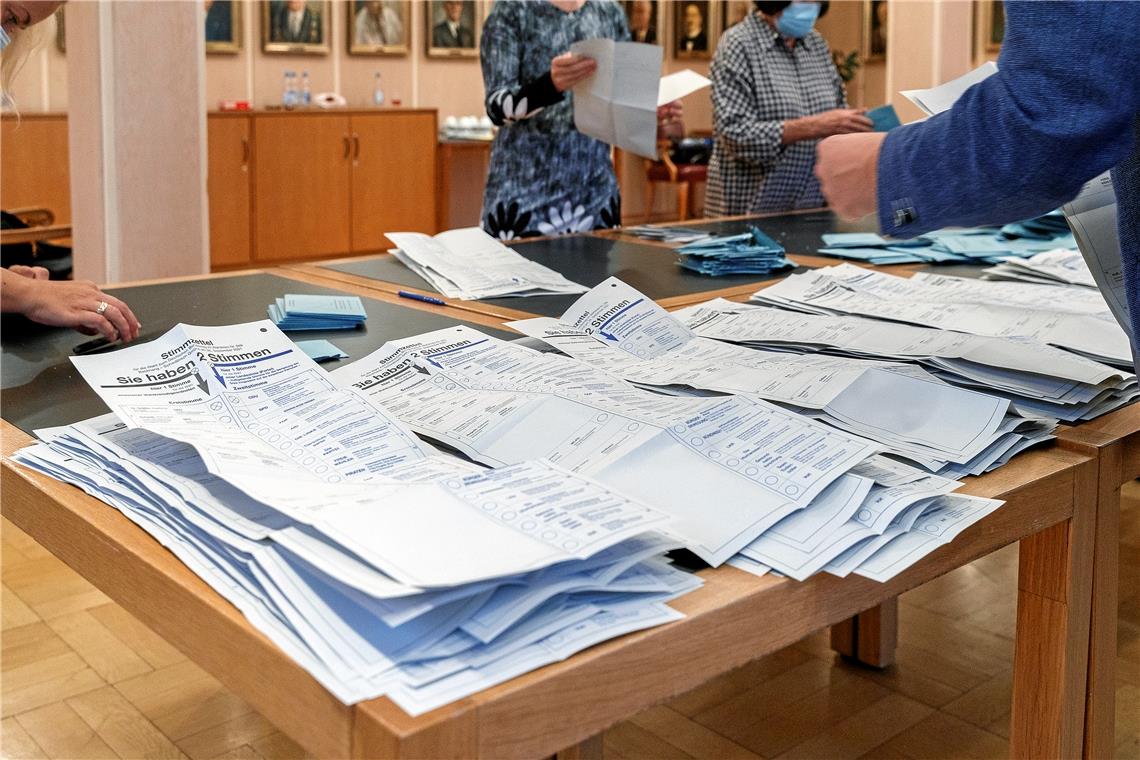 Kritik an der geplanten Wahlrechtsreform auch im Raum Backnang Auszählung der Stimmen bei der Bundestagswahl 2021 im historischen Rathaus in Backnang. Archivfoto: Jörg Fiedler