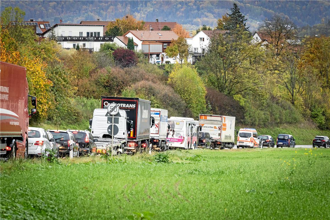 Auto an Auto an Auto. Derzeit müssen Verkehrsteilnehmer viel Geduld aufbringen, wenn sie durch Oppenweiler fahren. Foto: Alexander Becher