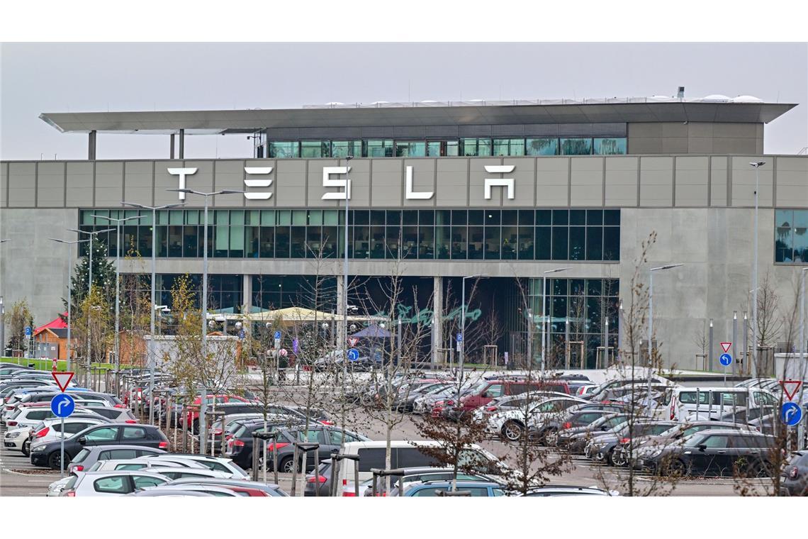 Autobauer Tesla will auf einer angrenzenden Fläche von rund 170 Hektar einen Güterbahnhof, Lagerhallen und eine Betriebs-Kita errichten.