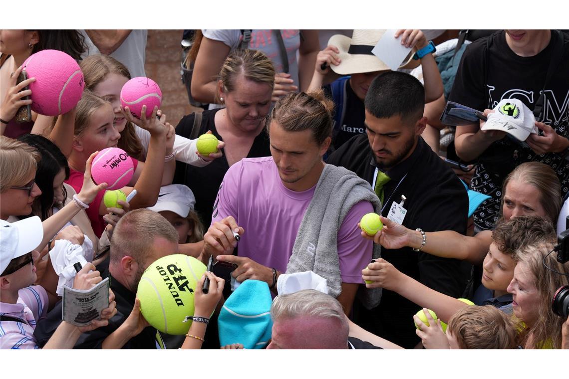 Autogrammstunde: Alexander Zverev schreibt nach dem Training in Hamburg Autogramme für die Fans.