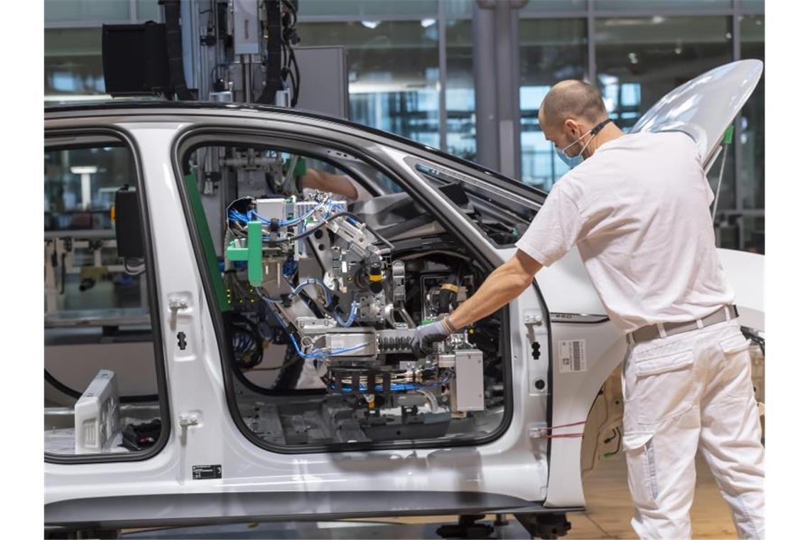 Krieg lässt Hoffnung auf wirtschaftliche Erholung platzen Autoproduktion in Dresden: Wegen des russischen Angriffskriegs auf die Ukraine werden ökonomische Folgen erwartet. Foto: Matthias Rietschel/dpa