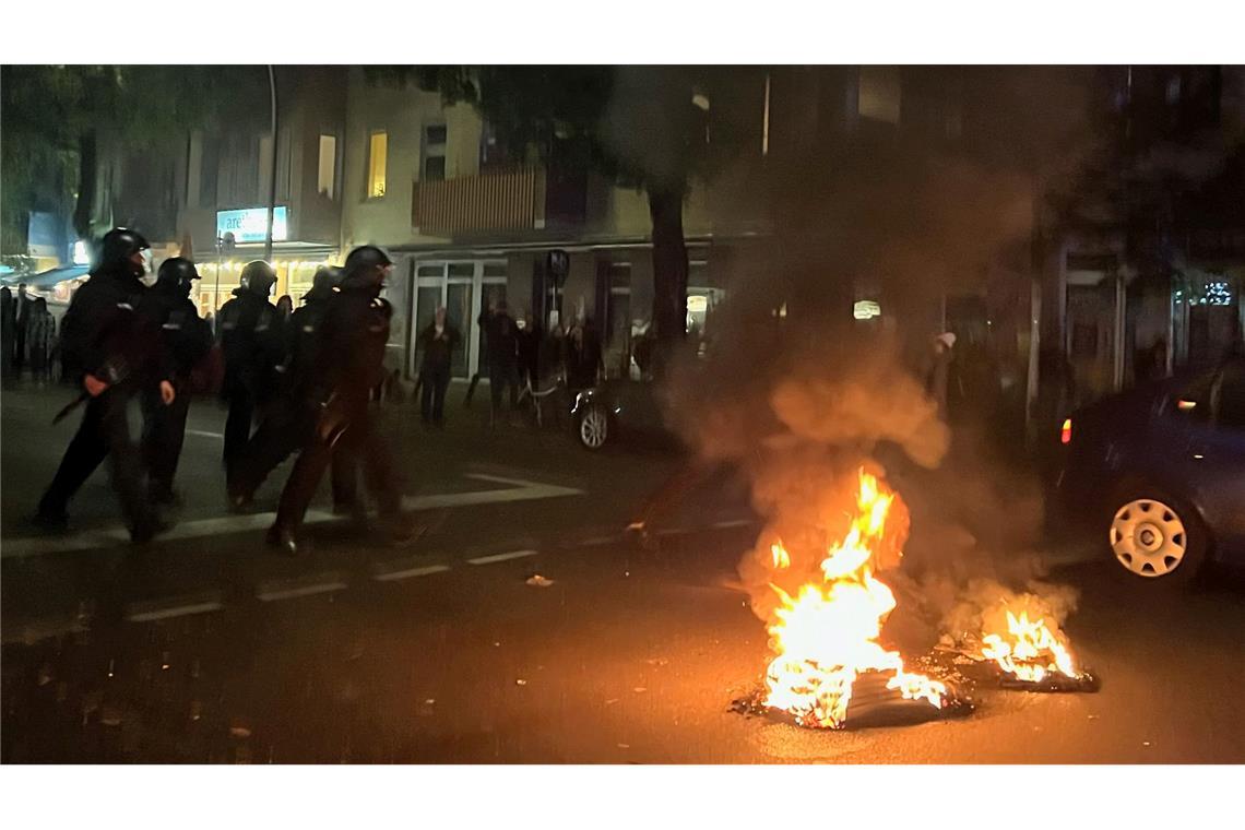 Autoreifen brannten: In der Nacht kam es in Berlin-Neukölln zu Ausschreitungen.