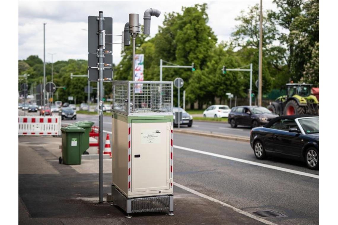 Autos fahren an einer Messstation vorbei. Foto: Christoph Schmidt/dpa/Symbolbild