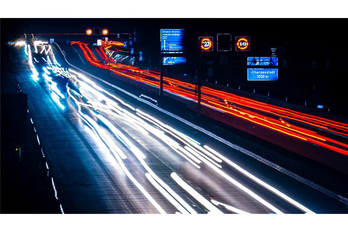 Autos fahren bei Minustemperaturen über die Autobahn in Bremen.