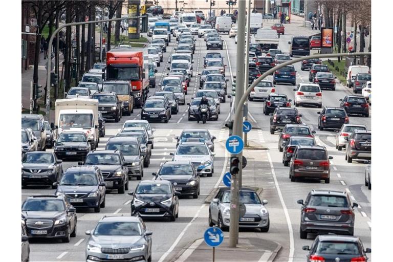 Autos fahren durch die Innenstadt. Foto: Markus Scholz/dpa/Symbolbild