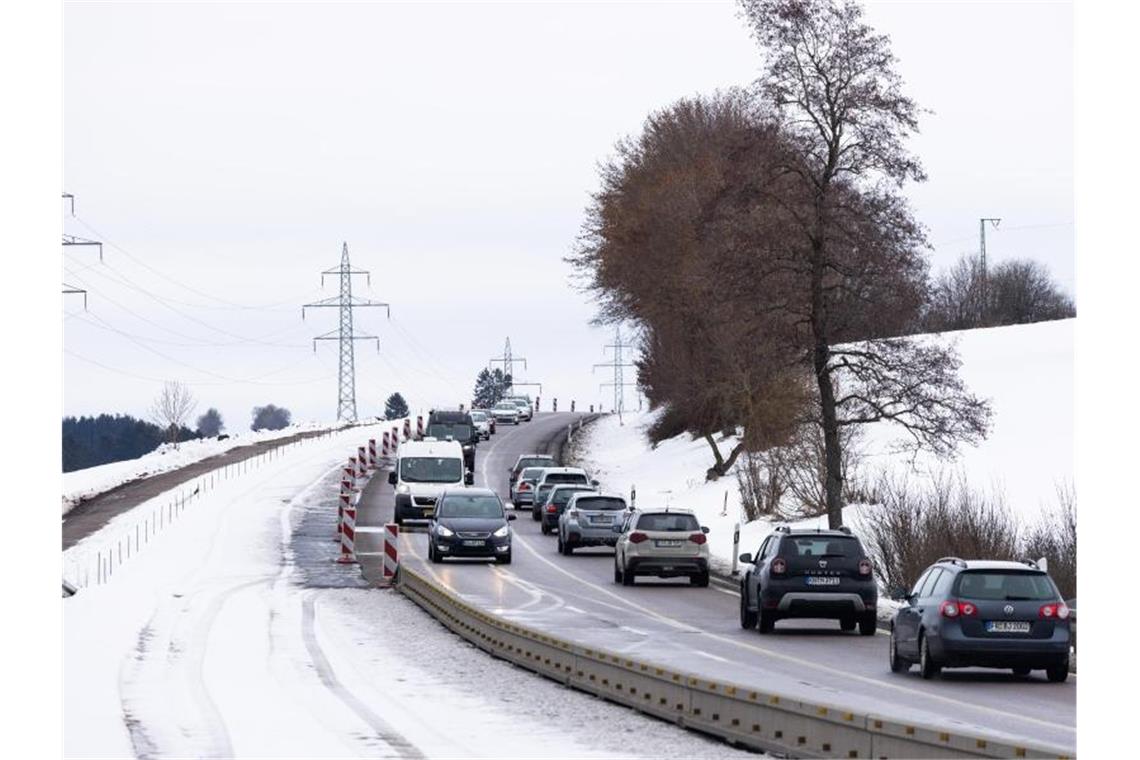 Autos fahren durch eine Baustelle auf der B31 zwischen Löffingen und Rötenbach. Foto: Philipp von Ditfurth/dpa/Archivbild