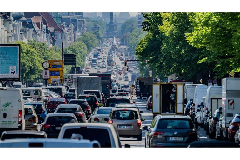 Autos, Lastwagen und Lieferfahrzeuge fahren auf dem Kaiserdamm in der Hauptstadt stadteinwärts. "Wenn wir schnell und entschlossen handeln, kann der Verkehrssektor bis 2045 klimaneutral werden", sagte die stellvertretende Direktorin der Agora Verkehrswende, Wiebke Zimmer.