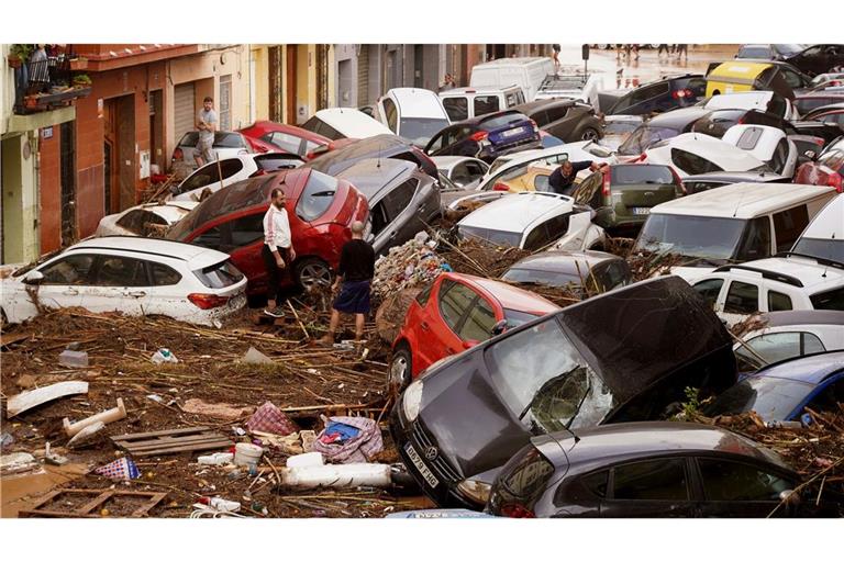 Autos stapeln sich nach heftigen Überschwemmungen in Valencia.