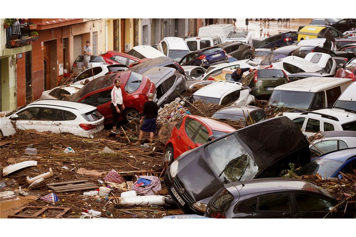 Autos stapeln sich nach heftigen Überschwemmungen in Valencia.