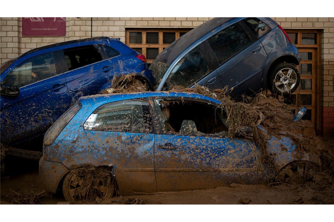 Klima 2024: Europa war extrem nass und trocken gleichzeitig Autos stapeln sich nach Überschwemmungen in Spanien