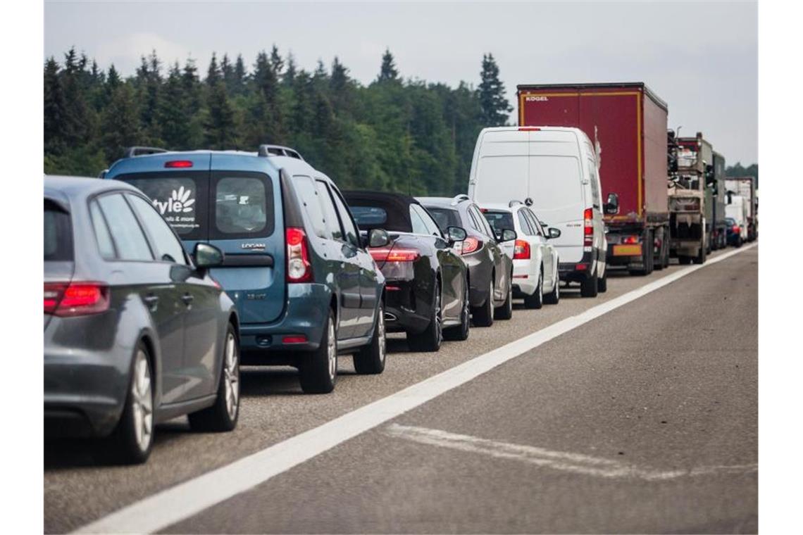 Autos stauen sich auf der A8 Richtung Karlsruhe. Foto: Christoph Schmidt/dpa/Symbolbild