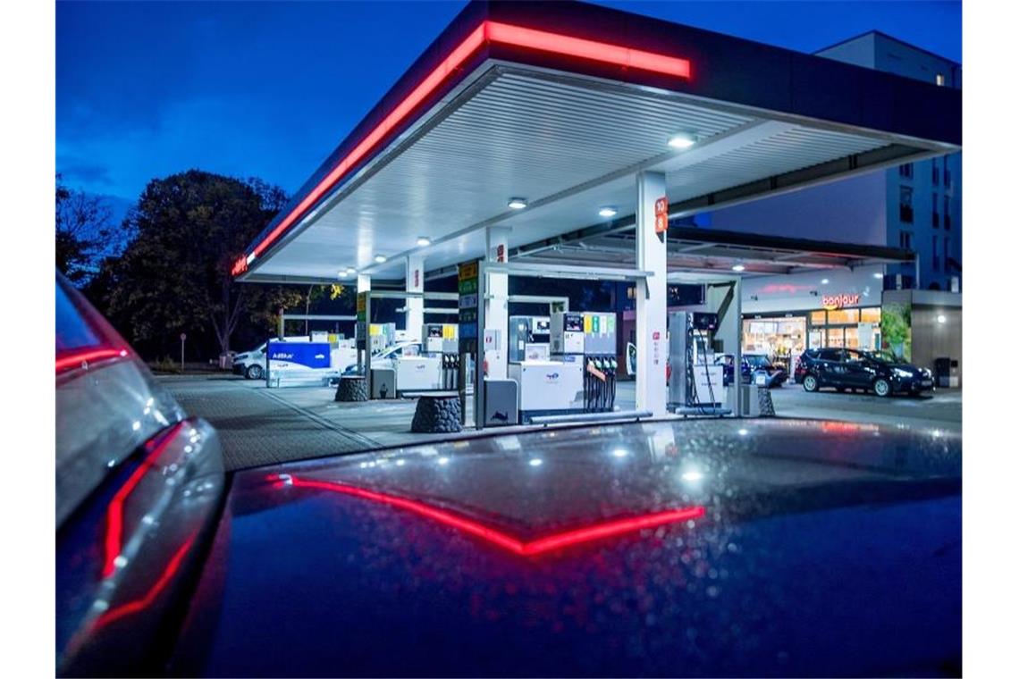 Autos stehen abends vor einer Tankstelle. Foto: Carsten Koall/dpa/Symbolbild