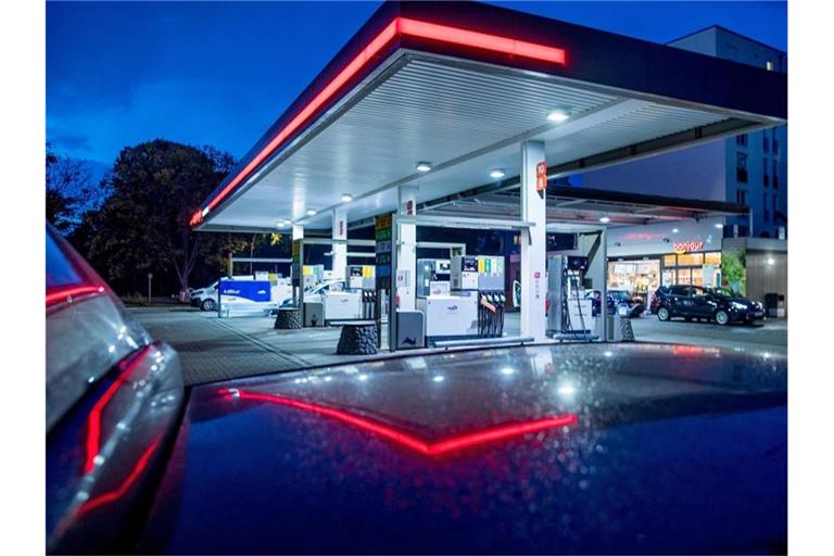 Autos stehen abends vor einer Tankstelle. Foto: Carsten Koall/dpa/Symbolbild