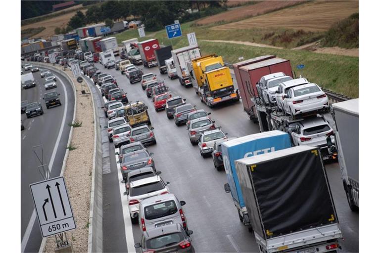 Autos stehen auf der A8 im Stau. Foto: Marijan Murat/dpa/Symbolbild