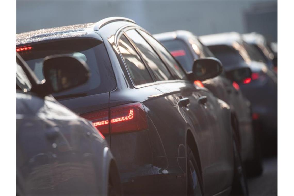 Autos stehen im Stau. Foto: Sebastian Gollnow/dpa/Symbolbild