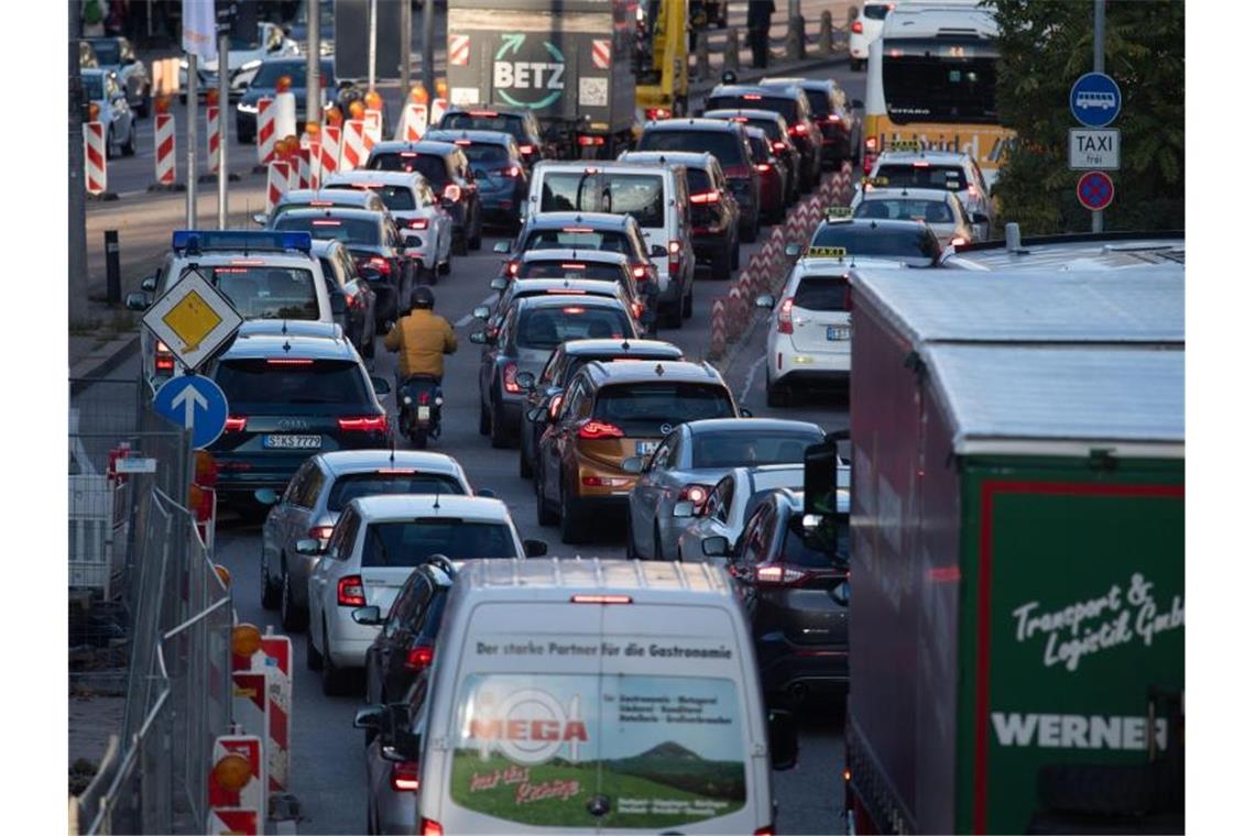 Autos stehen in der Innenstadt neben einer Baustelle im Stau. Foto: Marijan Murat/dpa/Archivbild