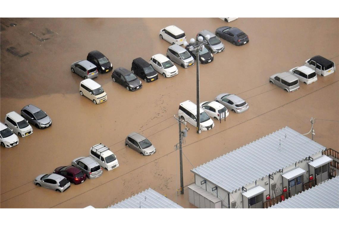 Autos stehen nach einem schweren Unwetter in Japan im Wasser