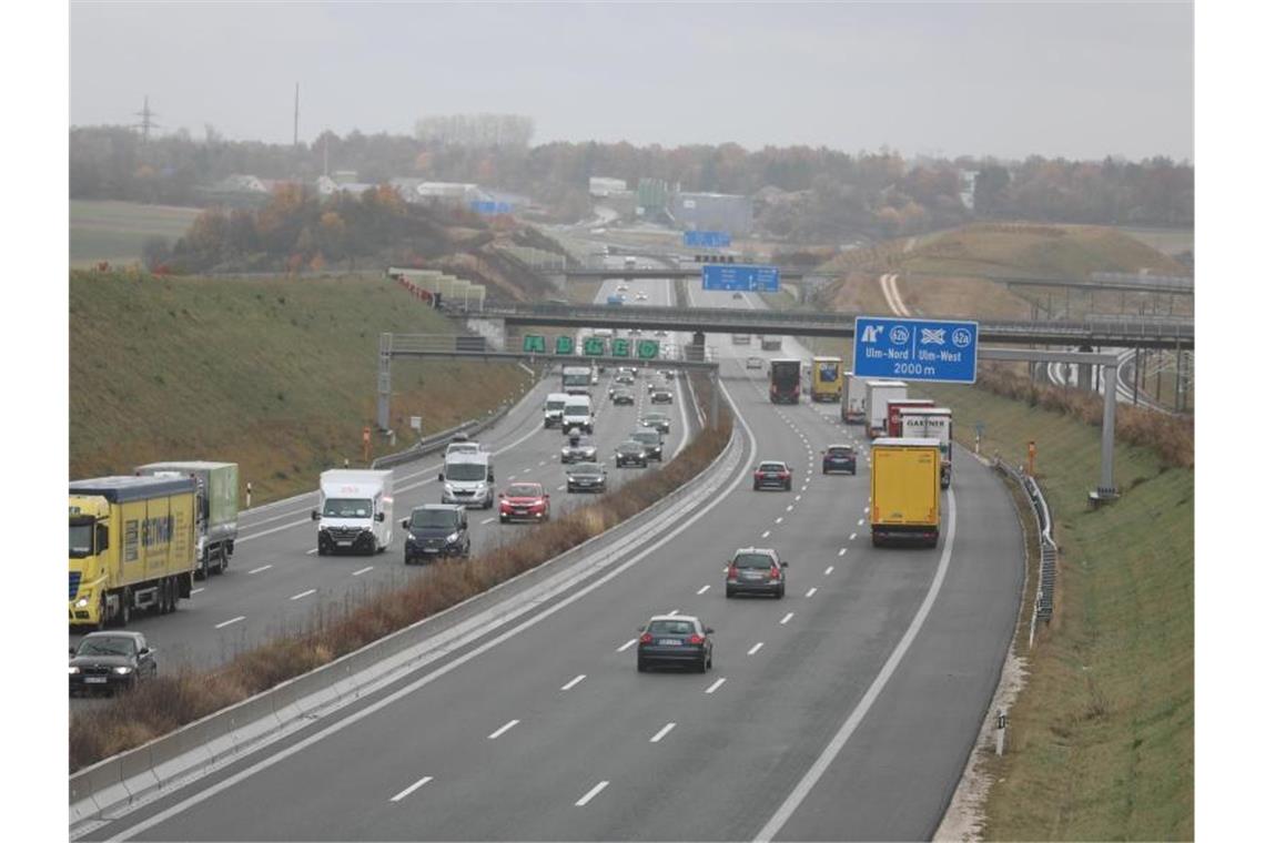 Autos und Lastwagen fahren bei Dornstadt auf der Autobahn 8. Foto: Ralf Zwiebler/dpa