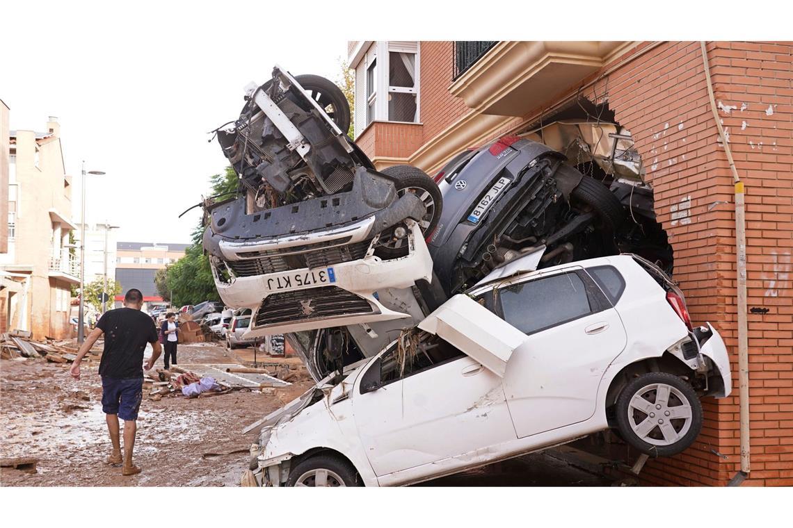 Autos wurden durch die Wassermassen in eine Hauswand in der Provinz Valencia gedrückt.