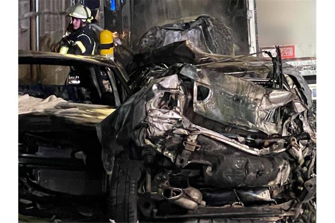 Weiter Ursachenforschung nach Verwüstungs-Fahrt in Fürth Autowracks nach der Unfallfahrt des Lkw. Foto: Friedrich/vifogra/dpa