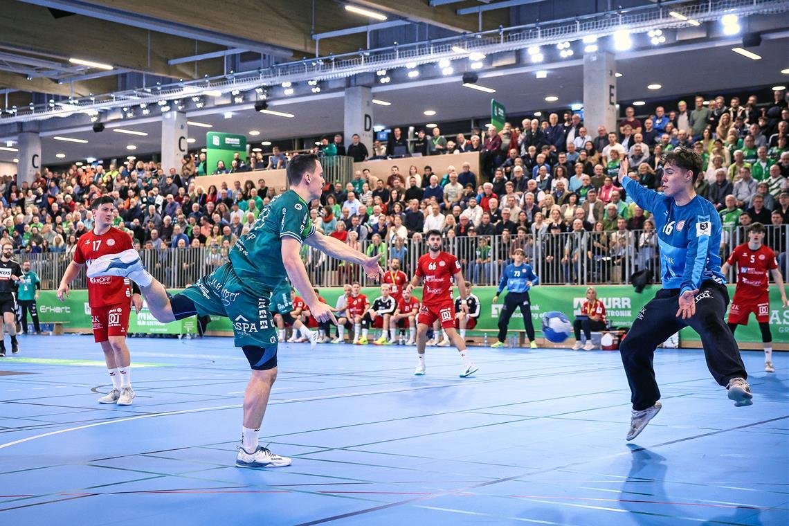 Axel Goller avanciert vor den voll besetzten Zuschauerreihen in der ausverkauften Murrtal-Arena mit zehn Treffern zum besten HCOB-Torschützen. Foto: Alexander Becher