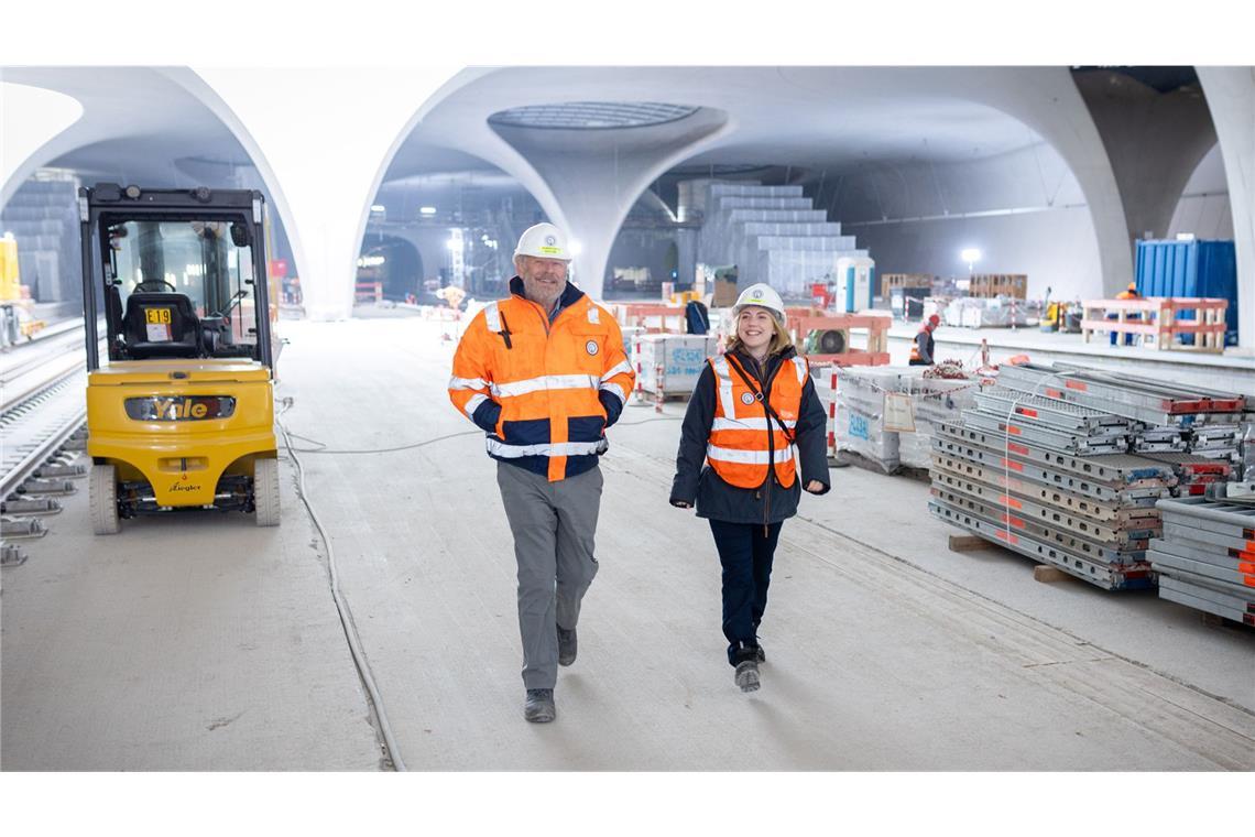 Axel Milberg und Elisa Schlott beim Dreh auf der aktiven Baustelle