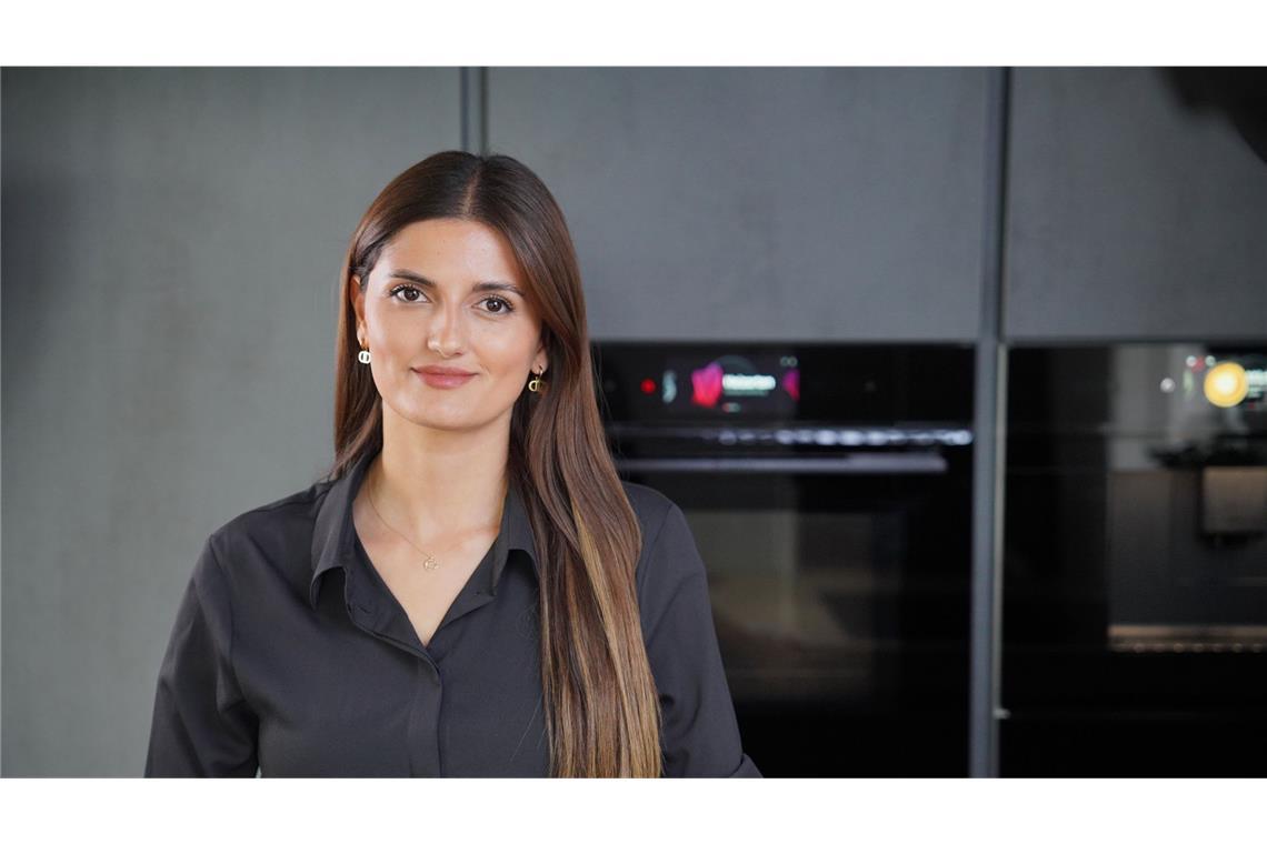 Ayşe Şen in ihrer Küche, die immer blitzeblank geputzt und aufgeräumt ist.