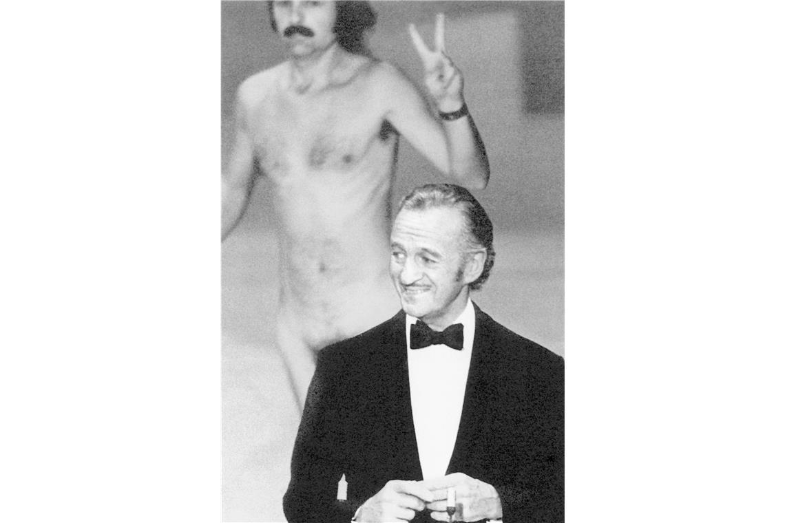 <b>1974: </b>Ganz britischer Gentleman behält David Niven die Fassung, als während seiner Laudatio ein Flitzer über die Oscar-Bühne läuft.