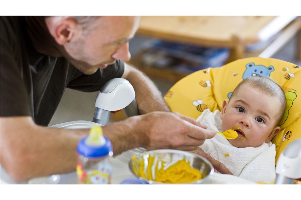 Baby beim Füttern (Symbolbild).