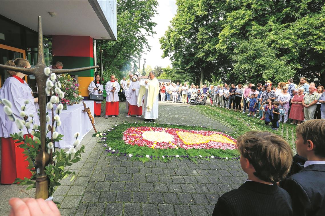 Katholiken Feiern Fronleichnam Mit Prozession