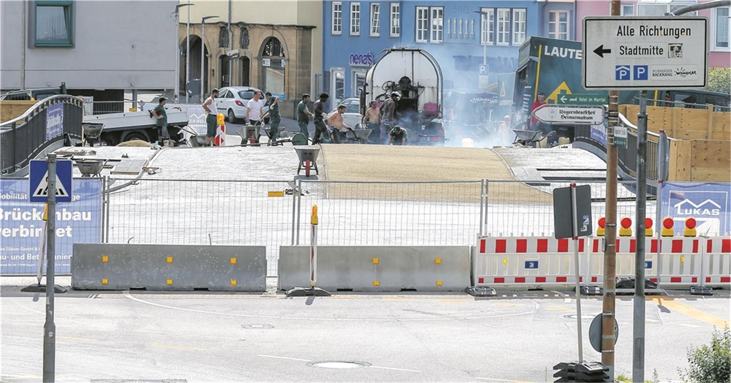 Aspacher Brücke wird morgen für den Verkehr freigegeben BACKNANG (not). Punktlandung beim Neubau der Aspacher Brücke. Pünktlich zum Straßenfest wird die wichtige Verbindung zur Innenstadt fertiggestellt. Heute Morgen findet die technische Abnahme statt, bestätigte Bauamtsleiter Hans Bruss gestern. Und morgen kann das neue Brückenbauwerk seiner Bestimmung übergeben werden. Einzige Einschränkung: Solange im Umfeld noch gearbeitet wird, ist die Brücke nur einspurig befahrbar, und zwar stadtauswärts. Mitte Juli geht es mit den Bauarbeiten weiter. Dann wird der untere Teil der Eduard-Breuninger-Straße neu gestaltet. Die Vergabe der Arbeiten erfolgt in der nächsten Gemeinderatssitzung am 28. Juni. Diese Arbeiten dauern vermutlich bis zum Jahresende. Und danach geht es weiter mit den Arbeiten in der Talstraße und am Kreisverkehr. Insgesamt wird es noch eineinhalb bis zwei Jahre dauern, bis in diesem Bereich alle Arbeiten rund um den Hochwasserschutz sowie die Sanierung und Umgestaltung der Straßenzüge erledigt sind. Die Eduard-Breuninger-Straße ist von Donnerstag bis Dienstag in beiden Richtungen befahrbar. Hintergrund ist die Sperrung der Grabenstraße während des Straßenfests. Foto: A. Becher