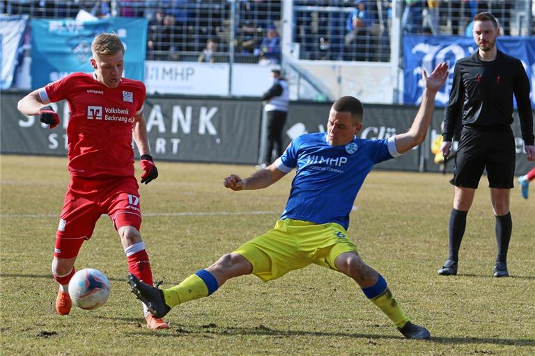 Backnangs einzig noch verbliebener zentraler Mittelfeldspieler Sebastian Gleißner (links) präsentierte sich gegen die Kickers in guter Form. Nun zählt er zu den Hoffnungsträgern der TSG, für die morgen in Nöttingen die zweite schwere Auswärtsaufgabe in Folge ansteht. Foto: A. Hornauer