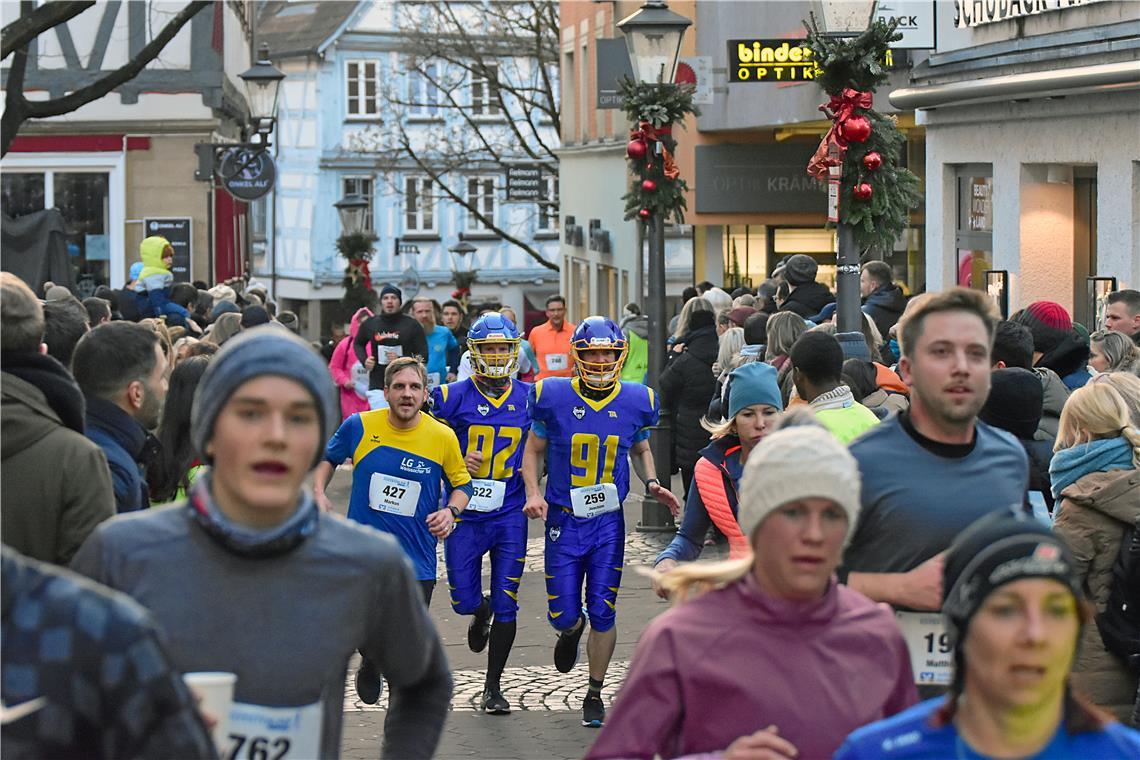 Backnangs Footballer auf dem Weg durch die Innenstadt. Silvesterlauf 2024 in Bac...