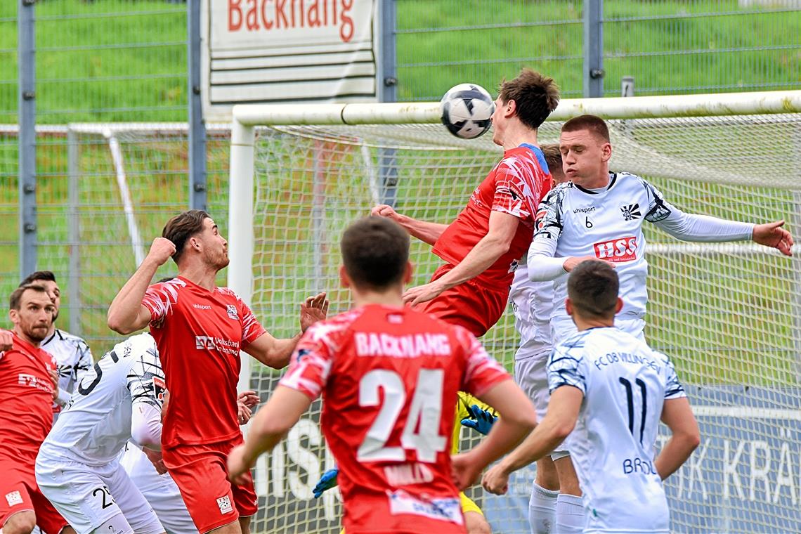 Backnangs Innenverteidiger Thomas Doser (beim Kopfball) und seine Teamkollegen erkämpften immerhin ein Remis. Foto: Tobias Sellmaier