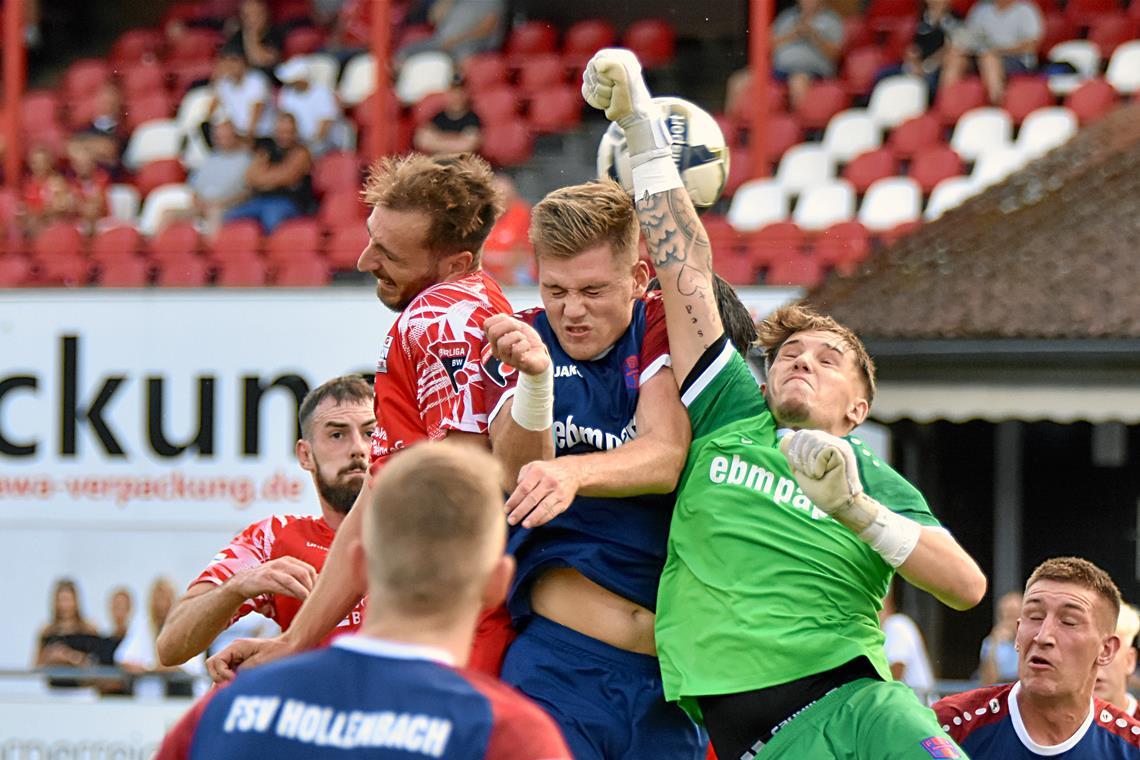 Backnangs Mika Müller (in rot) im Kopfballduell mit der FSV-Abwehr. Foto: Tobias Sellmaier