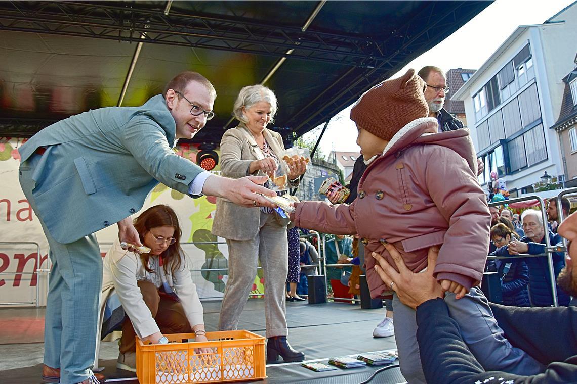 Backnangs Oberbürgermeister Maximilian Friedrich und der Stadtrat verteilen Gäns...