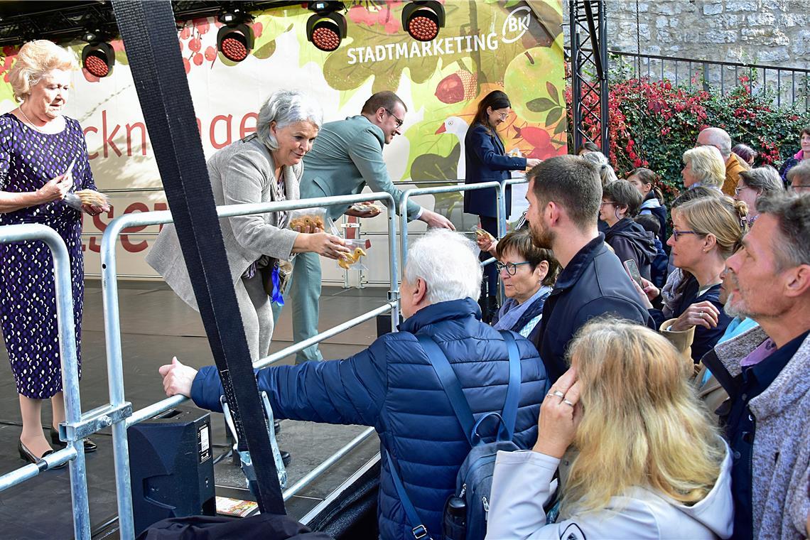 Backnangs Oberbürgermeister Maximilian Friedrich und der Stadtrat verteilen Gäns...