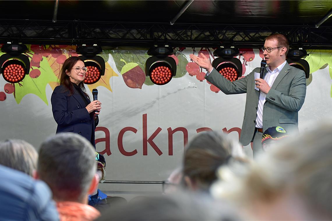 Backnangs Oberbürgermeister Maximilian Friedrich und Sigrid Göttlich begrüßen di...