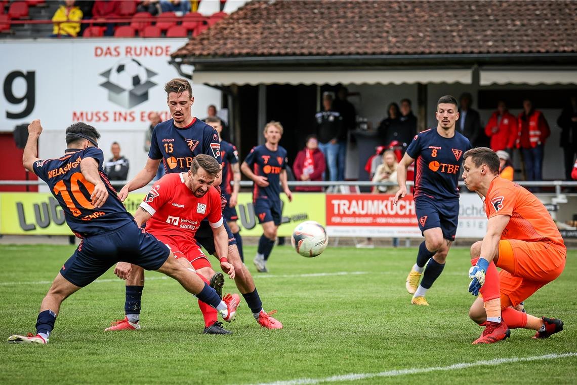 Backnangs Spielertrainer Mario Marinic (beim Schuss) bewies einmal mehr seine Klasse. Er erzielte beide TSG-Tore und traf in der Nachspielzeit zum entscheidenden 2:1. Foto: A. Becher