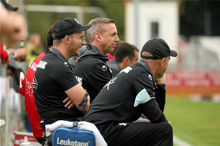 Backnangs sportlicher Leiter Marc Erdmann (Mitte) hält Ausschau nach einem neuen Trainer und hofft, dass sich das TSG-Team gegen Offenburg wieder wie in den vergangenen beiden Oberliga-Spielen und völlig anders als im WFV-Pokal präsentiert. Foto: Alexander Becher