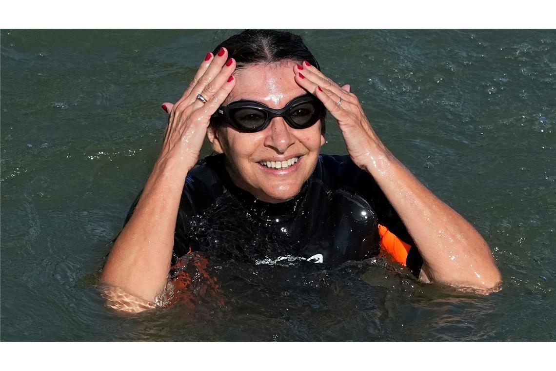 Bad in der Seine: Die Pariser Bürgermeisterin Anne Hidalgo schwimmt in der Seine, in der auch während der Olympischen Spiele auch Schwimmwettbewerbe stattfinden werden.