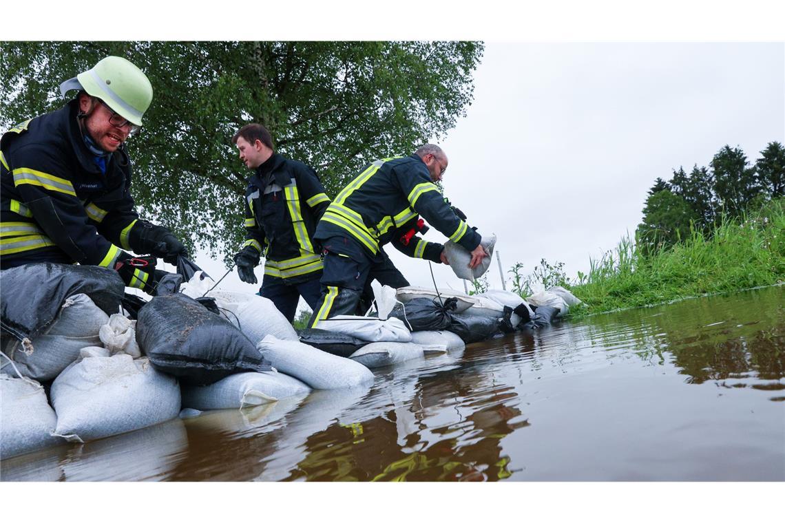 Bad Saulgau: Einsatzkräfte der Feuerwehr errichteten am Nonnenbach im Ortsteil Moosheim einen Damm mit Sandsäcken.