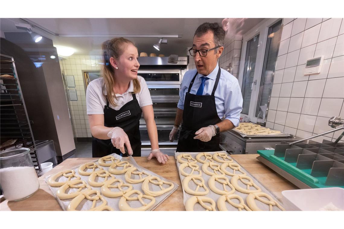 Bad Urach ist die Heimat von Cem Özdemir und von der Brezel. Das Bild entstand vor gut zwei Jahren, als der Grünen-Politiker die Uracher Filiale besuchte (hier mit Luisa Beck, eine der drei Töchter von Heiner Beck).