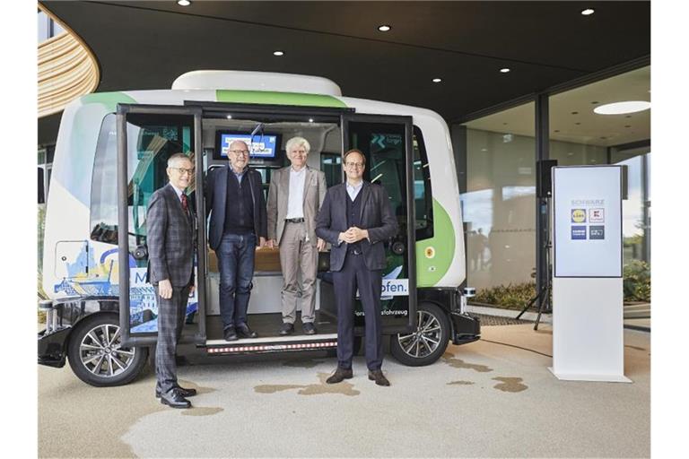 Baden-Württembergischer Verkehrsminister Winfried Hermann besichtigt emissionsfreie Transportmöglichkeit. Foto: Sebastian Heck/Lidl/obs