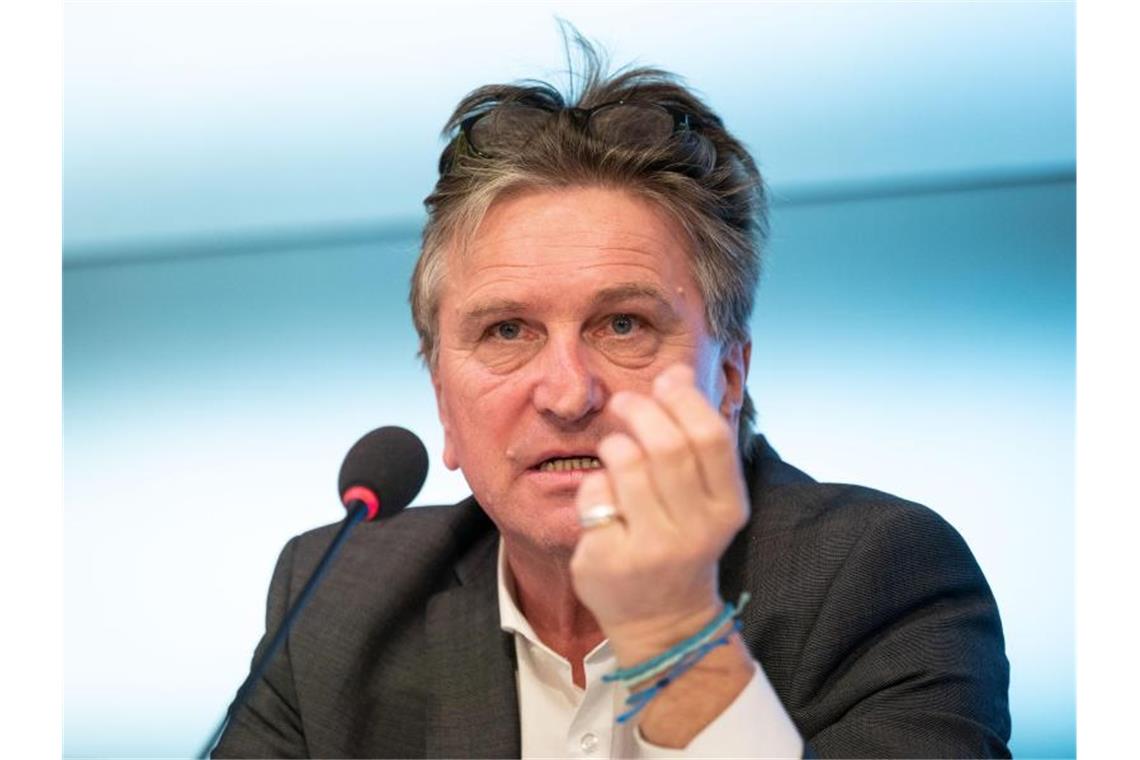Kritik an Lucha wegen Planung der Corona-Impfungen Baden-Württembergs Gesundheitsminister Manne Lucha (Grüne) spricht bei einer Pressekonferenz. Foto: Marijan Murat/dpa/Archivbild