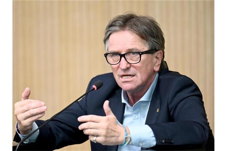 Baden-Württembergs Gesundheitsminister Manne Lucha (Grüne) spricht bei einer Pressekonferenz. Foto: Bernd Weißbrod/dpa/Archivbild