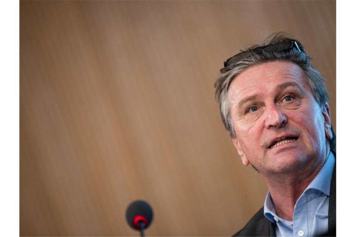 Baden-Württembergs Gesundheitsminister Manne Lucha spricht bei der Regierungspressekonferenz. Foto: Christoph Schmidt/dpa/archivbild