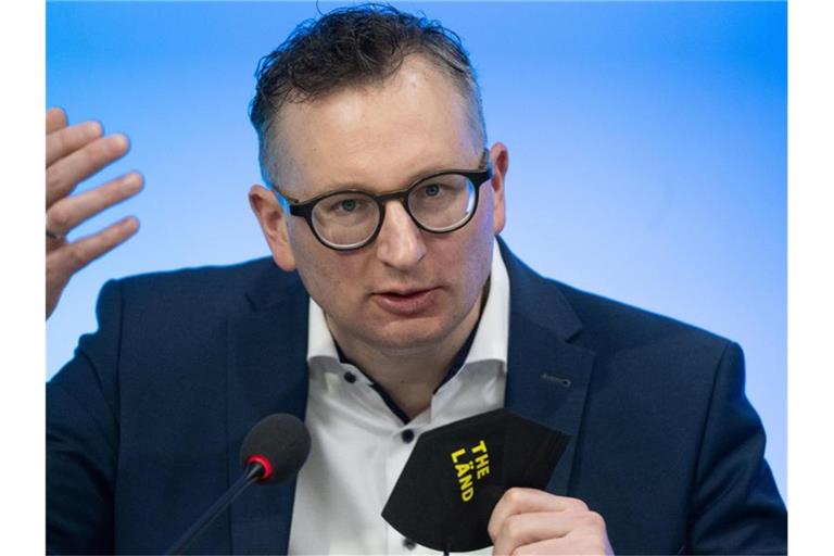 Baden-Württembergs Grünen-Fraktionschef Andreas Schwarz spricht bei einer Pressekonferenz. Foto: Bernd Weißbrod/dpa